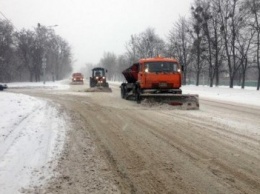 Снег на дорогах области убирают 280 единиц техники и 312 рабочих