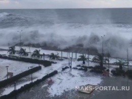 В Сочи бушует шторм: волнами затопило первые этажи гостиниц