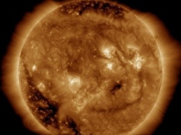NASA показало, как улыбается Солнце