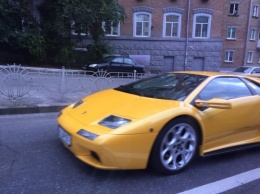 Вот вам и кризис: в Киеве засветилась раритетная Lamborghini Diablo VT!