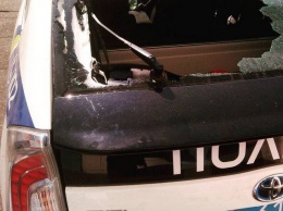 Неизвестные в Киеве порезали колеса и разбили стекло в машине патрульных