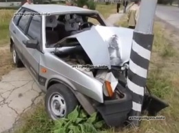 ДТП в Кузнецовске: водитель на Opel Vectra отправил ВАЗ-2109 в столб и скрылся. видео