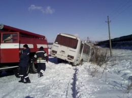 На Хмельнитчине пассажирский автобус занесло в сугроб