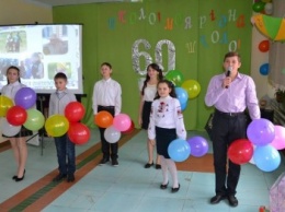 Херсонский депутат поздравил родную школу с юбилеем (фото)
