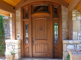 Как выбрать входную дверь для загородного дома? Советы профессионала
