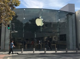 В Пало-Альто грабители на внедорожнике протаранили стеклянную дверь магазина Apple [фото]