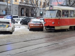 В Киеве "герой парковки" остановила 8 трамваев (ФОТО)