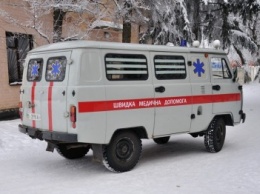 Харьковские спасатели вытащили из снега карету скорой помощи