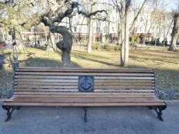 В Горсаду установили новые скамейки с символикой Одессы (ФОТО)