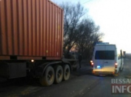 На границе под Одессой фура врезалась в микроавтобус и сбила пограничника (ФОТО)
