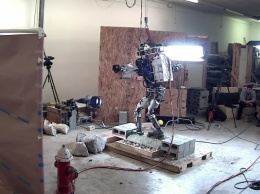 Робот Atlas от Boston Dynamics научился ходить по неровным поверхностям