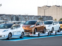 Автономный Nissan Leaf возит прицеп по заводу в Японии