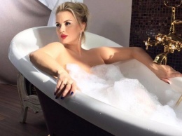 Анна Семенович поделилась откровенным фото из ванной комнаты