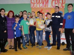 В школе города Родинское выбрали лучшую команду веселых и находчивых юных инспекторов движения