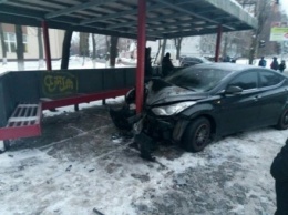 Автомобиль после столкновения отбросило на остановку общественного транспорта в Киеве
