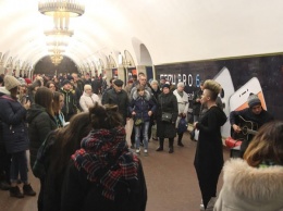 Молодая певица устроила концерт в метро