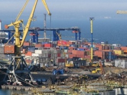 В Одесском порту на 40 дней застрял грузовик с орехами