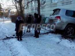 ЧП возле школы в Киеве: женщина на джипе врезалась в забор