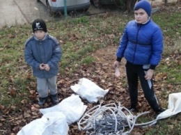 Застройщики одесского "Вымпела" заставили детей таскать мешки со строительным мусором (ФОТО)