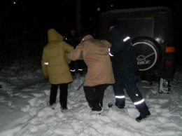Пожилая пара попала в снежную ловушку в Каменском