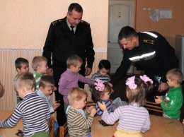 В Днепре пожарные-спасатели пришли в гости к малышам