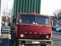 В Одессе фура повалила светофор