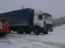 Под Харьковом спасатели вытащили со скользкой дороги две скорых и семь фур