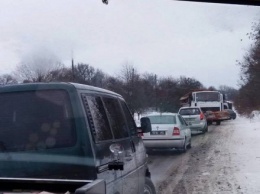 На дороге в райцентр Острог из-за гололеда парализовало движение машин