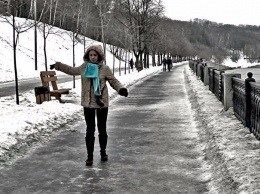 Город лыжников и конькобежцев: Как в Киеве проходит ледяной дождь