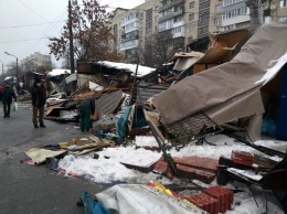 В Киеве люди в балаклавах разгромили рынок