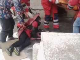 В Черкассах школьник поскользнулся на льду и попал под бетонную плиту