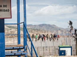 Более 250 мигрантов прорвались через границу испанского города Сеута