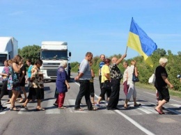 С требованием возобновить работу местной школы, люди перекрыли движение на трассе Кропивницкий - Умань