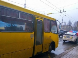 В центре Мариуполя на водителя маршрутки составили протокол за проезд перекрестка (Фотофакт)