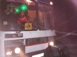 В сугробе в Харьковской области застрял школьный автобус с детьми (ФОТО)