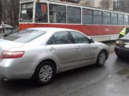 Две автоледи заблокировали проезд трамваев на улице Соборности в Кривом Роге (ФОТО)