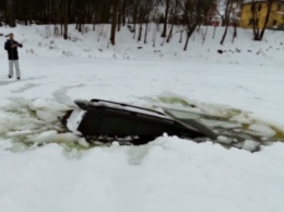 Утопили машину: Toyota Land Cruiser 200 уходит под лед! (видео)