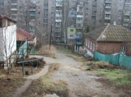 В Мариуполе жители улицы Одесской не дождутся лестницы и нового столба (ФОТО)