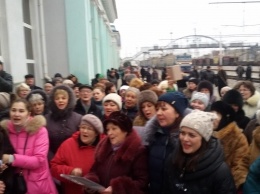 Около сотни человек участвуют в песенном флешмобе на вокзале (фото)
