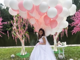 Виктория Дайнеко поделилась с фанатами новыми фото в свадебном платье