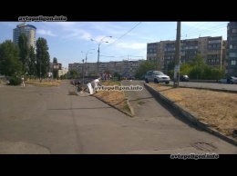 ДТП в Киеве: на Сталинграда Ford C-Max сбил остановку и вылетел на зеленую зону. ФОТО