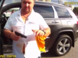 В Киеве герой парковки - пьяный мужчина угрожал полицейским ксивой и пистолетом. ВИДЕО