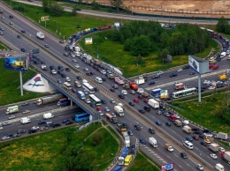 На МКАД Mercedes на полном ходу врезался в отбойник, есть пострадавшие