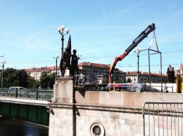 В Вильнюсе за ночь на мосту заменили советские скульптуры на цветы
