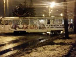Около Плехановской трамвай слетел с рельс и едва не опрокинулся: есть пострадавшие (ФОТО)