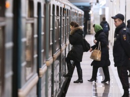 В Московском метрополитене поезд задел зеркалом 75-летнюю женщину