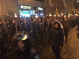 «Украинский порядок»: Нацисты провели факельное шествие в Харькове