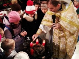 В Херсоне юные прихожане храма Святой Троицы зажгли свечи на рождественском венке