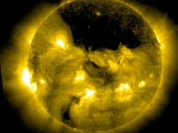Обсерватория NASA сняла на видео огромную «дыру» в Солнце