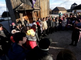 Студенты, давшие старт песенным флешмобам, спели на Хортице "Молитву за Украину" (видео)